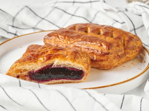 Слойка с черникой, 80 гр — Жуковский хлеб